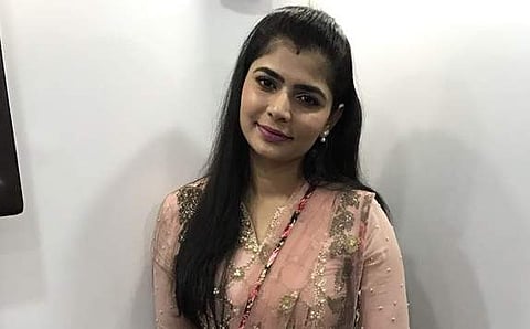 லூசுப்பசங்க: தமிழக அதிகாரிகளைத் தாக்கியவர்கள் மீது பாடகி சின்மயி சாடல்!