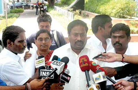 தில்லியில் தலைமைத் தேர்தல் ஆணையத்தில் மனு அளித்த பிறகு செய்தியாளர்களுக்குப் பேட்டியளிக்கும் டாக்டர் எம்ஜிஆர் அம்மா தீபா பேரவையின் தலைமை செய்தித் தொடர்பாளர் பசும்பொன்பாண்டியன்.