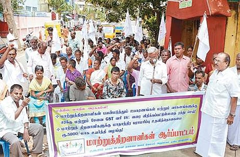 செங்கல்பட்டு தலைமை அஞ்சல் நிலையம் எதிரே ஆர்ப்பாட்டத்தில் ஈடுபட்ட மாற்றுத் திறனாளிகள்.