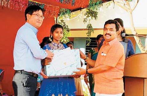 அழகுக் கலை பயிற்சி முடித்த பெண்ணுக்கு சாதனங்கள் அடங்கிய பெட்டகத்தை வழங்கிய தனியார் தொழிற்சாலை நிதி அலுவலர் ஹாஜன்ஐலி.