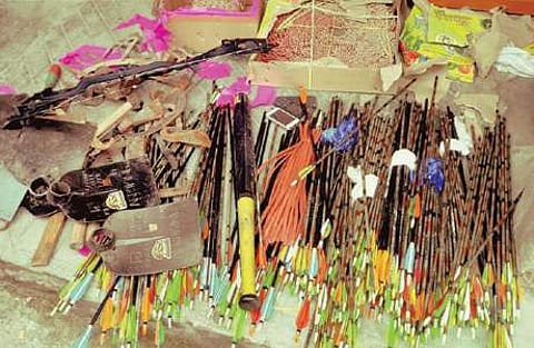 கோர்க்கா ஜனமுக்தி மோர்ச்சா (ஜிஜேஎம்) கட்சித் தலைவர் பிமல் குருங், அக்கட்சியின் முக்கியப் பிரமுகர்களின் அலுவலகங்களில் போலீஸார் சோதனை நடத்தியபோது பறிமுதல் செய்யப்பட்டஆயுதங்கள்.