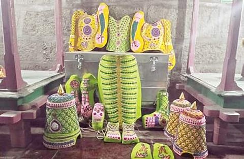 திருப்போரூர் கந்தசாமி கோயிலுக்கு ரூ. 2 லட்சம் மதிப்பில் தயாரிக்கப்பட்ட முத்தங்கி கவசம், கிரீடம்.