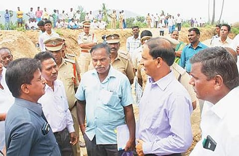 பேச்சுவார்தையில் பங்கேற்க வந்த தமிழக, ஆந்திர மாநில அரசு அதிகாரிகள்.