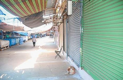 ஈரோடு, திருவேங்கடசாமி கடைவீதியில் அடைக்கப்பட்டிருந்த ஜவுளிக் கடைகள்.