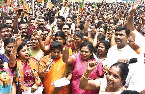 தமிழகத்தில் பூரண மதுவிலக்தை அமல்படுத்த வலியுறுத்தி சென்னையில் பாஜக தேசிய செயலர் முரளிதரராவ், தமிழகத் தலைவர் தமிழிசை செளந்தரராஜன், துணைத் தலைவர் வானதி சீனிவாசன்