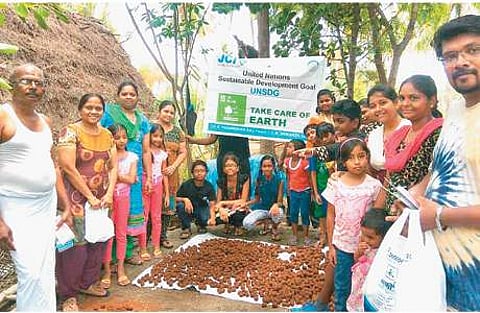 விதைப் பந்துகளை உருவாக்கிய மாணவர் குழுவினருடன் பசுமைப் பாதுகாப்பக அமைப்பாளர் ஆர்.கே.முத்துக்குமரன்