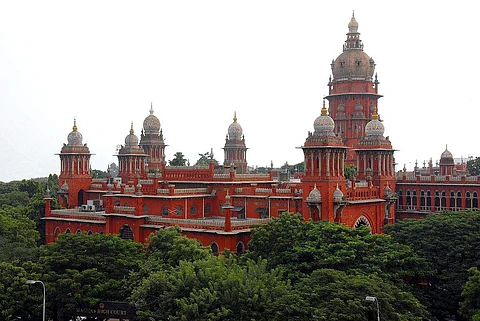 ஆர்.கே.நகர் பணப்பட்டுவாடா விவகாரம்: தமிழக அரசுக்கு நோட்டீஸ் அனுப்ப உயர் நீதிமன்றம் உத்தரவு!