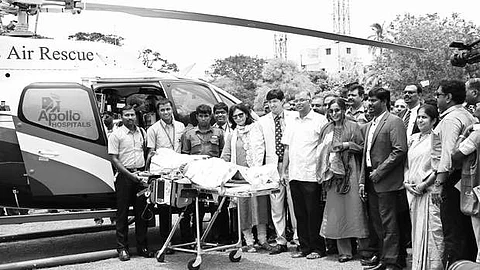 சென்னை நுங்கம்பாக்கம் லயோலா கல்லூரி மைதானத்தில் அப்பல்லோ மருத்துவமனையின் விமான ஆம்புலன்ஸ் சேவையை செவ்வாய்க்கிழமை தொடங்கி வைத்த சுகாதாரத் துறைச் செயலர் ஜெ.ராதாகிருஷ்ணன். உடன் மருத்துவமனையின் துணைத் தல