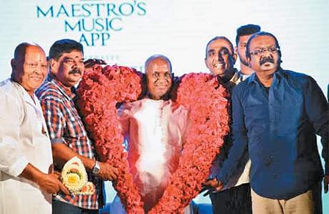 சென்னையில் வெள்ளிக்கிழமை நடைபெற்ற விழாவில் இசையமைப்பாளர் இளையராஜாவுக்கு பிறந்த நாள் வாழ்த்துக்களை தெரிவிக்கும் இசைக் கலைஞர்கள்.