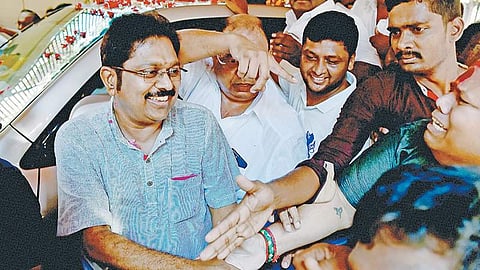 டிடிவி தினகரனுக்கு எதிரான வழக்கை வாபஸ் பெற்றாா் இபிஎஸ்