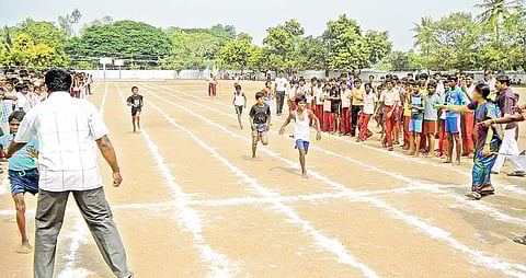 அரசுப் பள்ளிகளில் முறையான பயிற்சி இல்லை