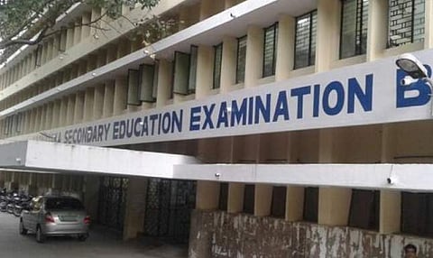 அரசு ஊழியர்களின் குழந்தைகளைஅரசுப் பள்ளியில் சேர்ப்பதை கட்டாயமாக்க நடவடிக்கை
