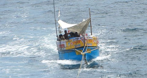 மணப்பாடு கடல் பகுதியில் மீட்கப்பட்ட படகை பாதுகாப்பாக கரைக்கு இழுத்துச் செல்லும் கடலோர காவல் படையினர்.