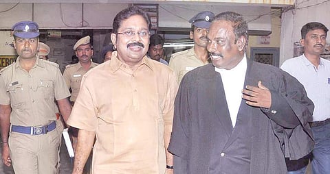 சென்னை எழும்பூர் நீதிமன்றத்தில் வியாழக்கிழமை ஆஜரான அதிமுக துணைப் பொதுச்செயலர் டி.டி.வி.தினகரன்.