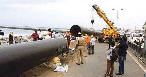 சென்னைத் துறைமுகம்-மணலி இடையே உள்ள நல்ல தண்ணீர் ஓடைக்குப்பம் பகுதியில் சிபிசிஎல் நிறுவனம் சார்பில் வியாழக்கிழமை தொடங்கப்பட்ட கச்சா எண்ணெய் குழாய் பதிக்கும் பணி.