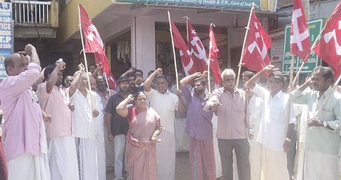 மேல்புறம் சந்திப்பில் வியாழக்கிழமை ஆர்ப்பாட்டத்தில் ஈடுபட்ட மார்க்சிஸ்ட் கம்யூனிஸ்ட் கட்சியினர்.