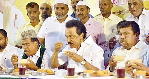 சென்னை எழும்பூரில் தமிழ் மாநில தேசிய லீக் கட்சியின் சார்பில் வியாழக்கிழமை நடைபெற்ற இப்தார் நோன்பு திறப்பு நிகழ்ச்சியில் மு.க.ஸ்டாலின் உள்ளிட்டோர்.