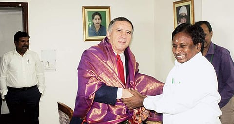 தில்லி தமிழ்நாடு இல்லத்தில் நாடாளுமன்ற அதிமுக குழுத் தலைவர் பி. வேணுகோபாலை வியாழக்கிழமை சந்தித்த இஸ்ரேல் நாட்டு தூதர் டேனியல் கார்மோன்.