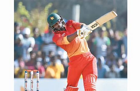 சிக்ஸரை விளாசுகிறார் சாலமோன்.