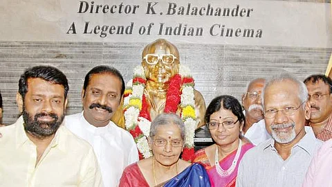நன்னிலம், நல்லமாங்குடியில் கே. பாலசந்தரின் சிலையைத் திறந்து வைத்த ராஜம்பாலசந்தர். உடன், இயக்குநர் வசந்த்சாய், கவிஞர் வைரமுத்து, பாலசந்தரின் மகள் புஷ்பா கந்தசுவாமி, இயக்குநர் மணிரத்னம்.