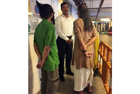 வேட்டி கட்டியவருக்கு ஷாப்பிங் மாலில் அனுமதி மறுப்பு! அந்நிய மோகம் காரணமா?