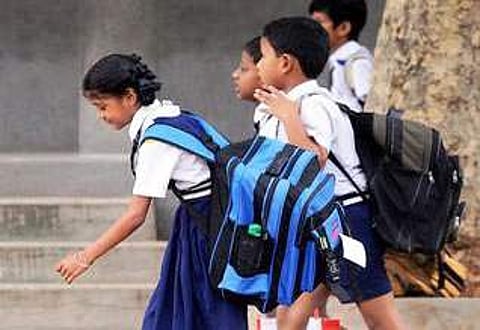 பள்ளி மாணவர்களின் புத்தக சுமையைக் குறைத்த தெலங்கானா அரசு: 5-ஆம் வகுப்பு வரை இனி வீட்டுப்பாடம் கிடையாது