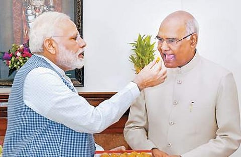 குடியரசுத் தலைவர் தேர்தலில் வெற்றி பெற்ற ராம்நாத் கோவிந்துக்கு இனிப்பு வழங்கி வியாழக்கிழமை வாழ்த்து தெரிவித்த பிரதமர் மோடி.