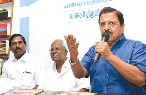 வாசகர் திருவிழாவில் பேசுகிறார் நடிகர் சிவகுமார். உடன், விஜயா பதிப்பக உரிமையாளர் வேலாயுதம் உள்ளிட்டோர்.