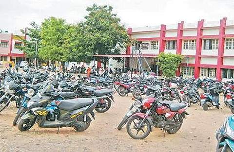 வாகன நிறுத்துமிடம் இல்லாததால், செங்கல்பட்டு அரசு மருத்துவமனை வளாகத்தில் தாறுமாறாக நிறுத்தி வைக்கப்பட்டுள்ள இருசக்கர வாகனங்கள்.