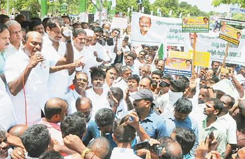ஜி.எஸ்.டி. விகிதங்களை மாற்றி அமைக்க வலியுறுத்தி சென்னை வள்ளுவர் கோட்டம் அருகே வணிகர் சங்கங்களின் பேரமைப்பின் தலைவர் விக்கிரமராஜா தலைமையில் செவ்வாய்க்கிழமை ஆர்ப்பாட்டத்தில் ஈடுபட்ட வணிகர்கள்.