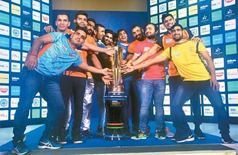 கோப்பையுடன் 12 அணிகளின் கேப்டன்கள்.