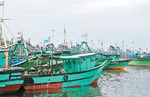 இலங்கை கடற்படை அட்டூழியம்: தமிழக மீனவர்கள் 10 பேர் கைது
