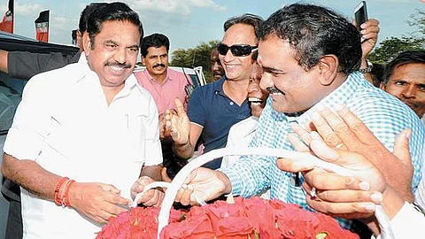 காஞ்சிபுரம் பொன்னேரிக்கரையில் தமிழக முதல்வர் எடப்பாடி பழனிசாமியை பூங்கொத்து கொடுத்து வரவேற்ற மாவட்ட ஆட்சியர் பா.பொன்னையா.