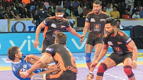 ஞாயிற்றுக்கிழமை நடைபெற்ற ஆட்டத்தில் ஹரியாணா ரைடரை மடக்கிய யு-மும்பா அணியினர்.