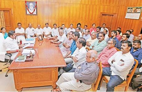 திரைப்படங்களுக்கான கேளிக்கை வரியை தமிழக அரசு ரத்து செய்யக்கோரி தலைமைச் செயலகத்தில் முதல்வர் எடப்பாடி கே.பழனிசாமியுடன் திங்கள்கிழமை ஆலோசனை நடத்திய தயாரிப்பாளர் சங்கத் தலைவர் விஷால்,