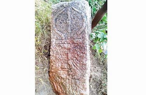 வாழமங்கலம் கிராமத்தில் பருத்திக்காட்டில் கீரனூர் சிவன்கோயில் நிலத்தை அடையாளப்படுத்தும் வகையில் நடப்பட்டுள்ள நான்குபுறமும் சூலம் பொறிக்கப்பட்ட சோழர்கால சூலக்கல்.