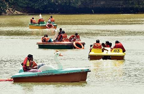 படகு சவாரியில் உற்சாகமாக ஈடுபட்ட சுற்றுலாப்பயணிகள்.