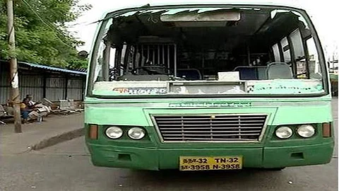 புதுச்சேரியில் முழு அடைப்பு: தமிழக பேருந்து கண்ணாடி உடைப்பு; இயல்பு வாழ்க்கை ஸ்தம்பிப்பு!