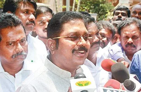 பரபரப்பாகும் அரசியல் சூழ்நிலை: ஆதரவு எம்எல்ஏ, எம்பிக்களுடன் ஆளுநரை சந்தித்தார் தினகரன்