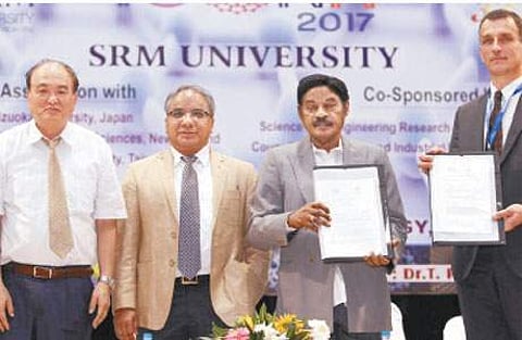 சென்னை ராமாபுரம் ஈஸ்வரி பொறியியல் கல்லூரியும் ட்ரான்சன் எனர்ஜி சிஸ்டம் நிறுவனமும் மேற்கொண்ட புரிந்துணர்வு ஒப்பந்தத்தை பரிமாறிக்கொள்ளும் கல்லூரித் தலைவர் ஆர்.சிவகுமார்.