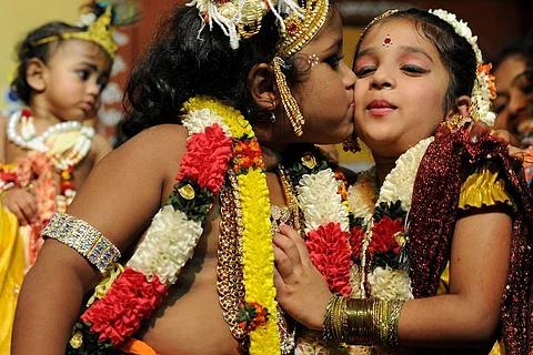 கிருஷ்ணருக்கு 8 மனைவிகள் இருந்தும் கோகுலாஷ்டமியன்று ராதையை மட்டுமே நினைவு கூர்வது ஏன்?