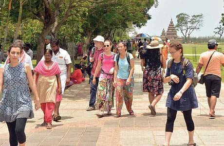 மாமல்லபுரம் கடற்கரை கோயில் பகுதியை பார்வையிட்ட வெளிநாட்டு சுற்றுலாப் பயணிகள்.
