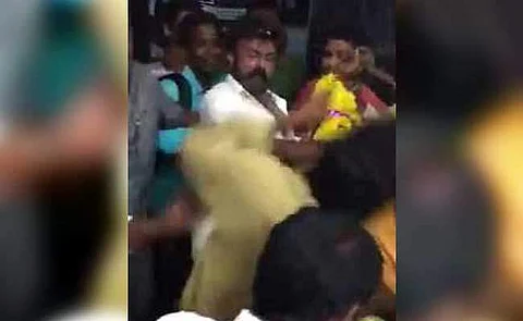 பொது இடத்தில் தன்னுடன் செல்ஃபி எடுத்துக் கொள்ள முயன்ற ரசிகருக்குப் ‘பளார்’ விட்ட பாலகிருஷ்ணா!