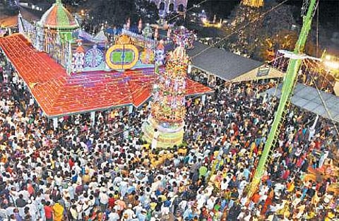 ராமநாதபுரம் மாவட்டம் ஏர்வாடி தர்காவில் புதன்கிழமை நடைபெற்ற சந்தனக்கூடு ஊர்வலம்.