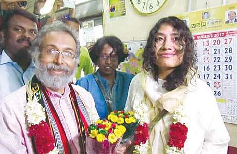 கொடைக்கானல் சார்பதிவாளர் அலுவலகத்தில் வியாழக்கிழமை திருமணம் செய்து கொண்ட இரோம் சர்மிளா-ஆண்டனி தேம்ஸ்வந்த் கொட்டின்கோ.