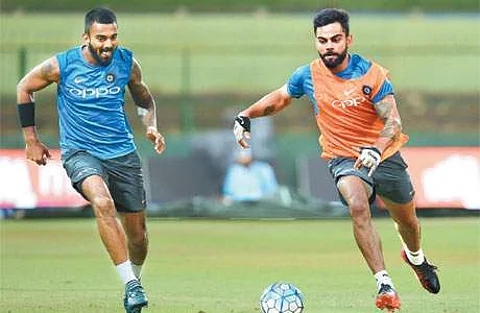 பல்லகெலேவில் பயிற்சியின்போது கால்பந்து விளையாடி மகிழும் இந்திய வீரர் கே.எல்.ராகுல், கேப்டன் விராட் கோலி.