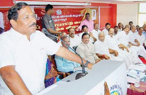 விழாவில் பேசுகிறார் அமைச்சர் க. பாண்டியராஜன்.