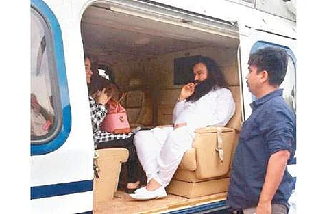 பாலியல் பலாத்கார வழக்கில் குற்றவாளி என்று பஞ்ச்குலா சிபிஐ நீதிமன்றம் தீர்ப்பளித்ததைத் தொடர்ந்து, ரோத்தக் சிறையில் அடைப்பதற்காக ஹெலிகாப்டரில் அழைத்துச் செல்லப்பட்ட குர்மித் ராம் ரஹீம் சிங்.