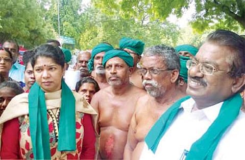 தமிழக விவசாயிகளை புதன்கிழமை சந்தித்த மாநிலங்களவை திமுக உறுப்பினர்கள் கனிமொழி, டி.கே.எஸ். இளங்கோவன்.