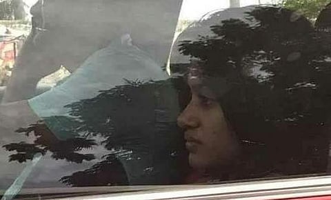 காதல் தோல்வியால் பிக் பாஸ் நிகழ்ச்சியிலிருந்து நடிகை ஓவியா விலகல்?